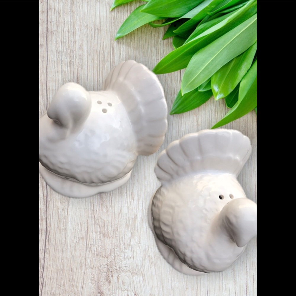 Turkey Salt And Pepper Shakers White With Stoppers